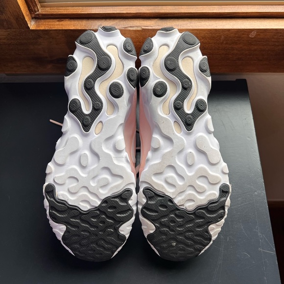 Women’s Nike Art3mis Shoes - Picture 6 of 7